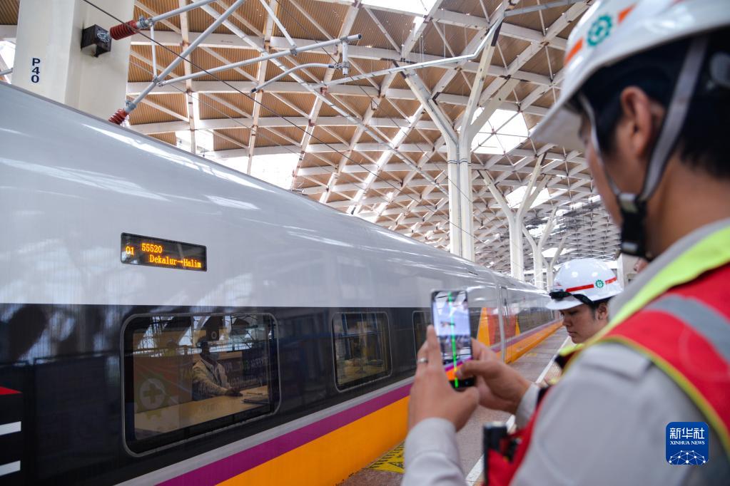 インドネシア・ジャカルタのハリム駅で、総合調整・試験段階に入るヤワン高速鉄道の総合試験車を撮影する職員（5月22日撮影・徐欽）。