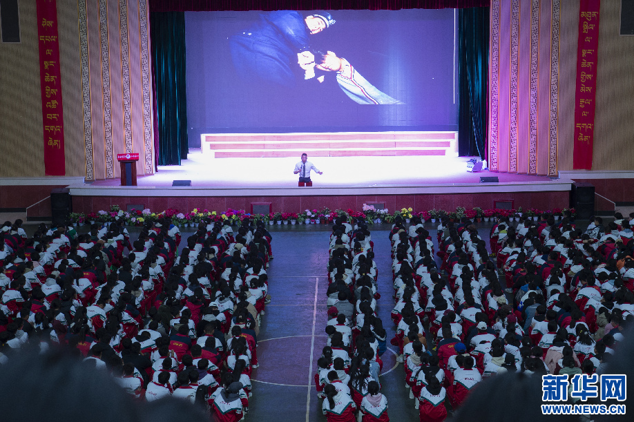 両足を失っても自信は失わず、学生たちに講演する陳州さん　山東省