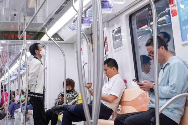 蘇州軌道交通11号線の車内の様子（6月24日撮影・李博）。