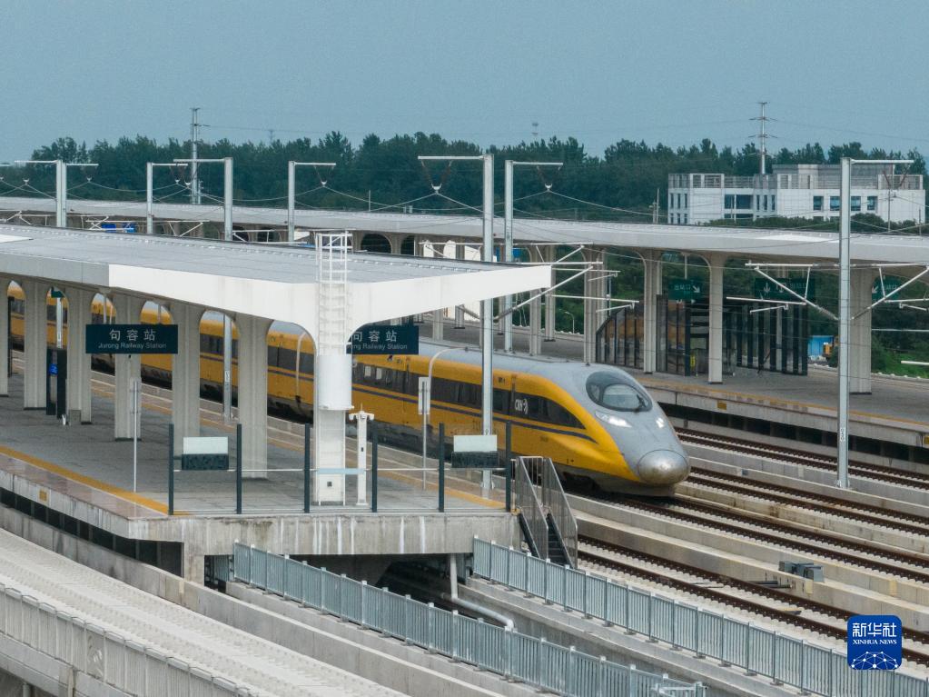 滬寧沿江高速鉄道句容駅を通過する走行試験車両（7月3日、ドローンによる撮影・王天雨）。