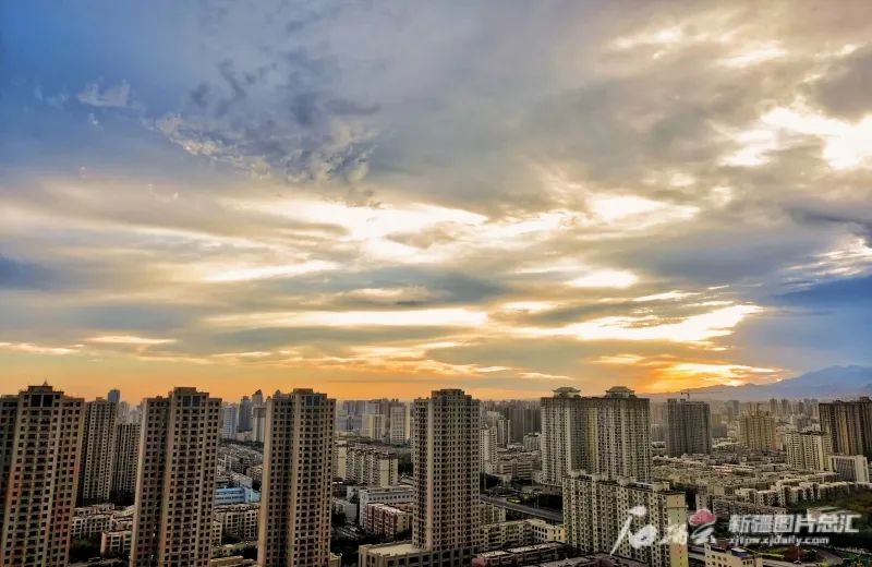 7月18日早朝、雲が広がった烏魯木斉市の空（撮影・楊偉）。