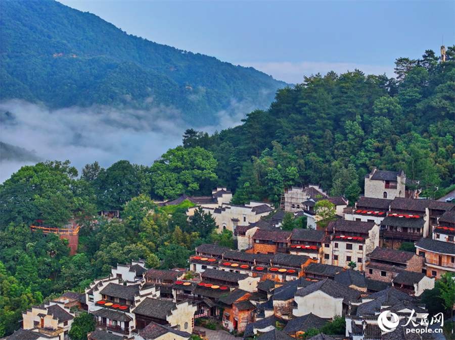 婺源の篁峰村　立秋を迎えた美しい農村の風景　江西省