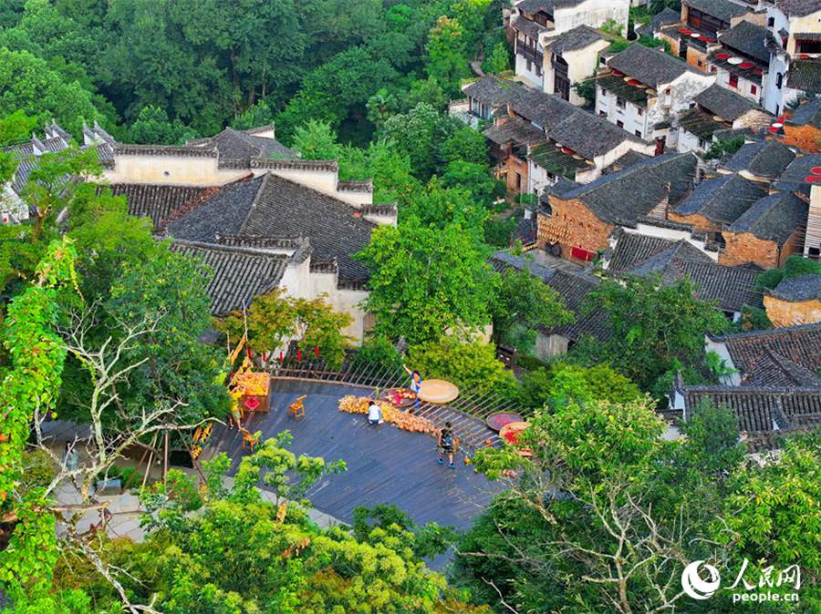 婺源の篁峰村　立秋を迎えた美しい農村の風景　江西省