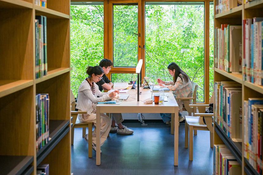 夏休みの森林図書館が大人気　重慶