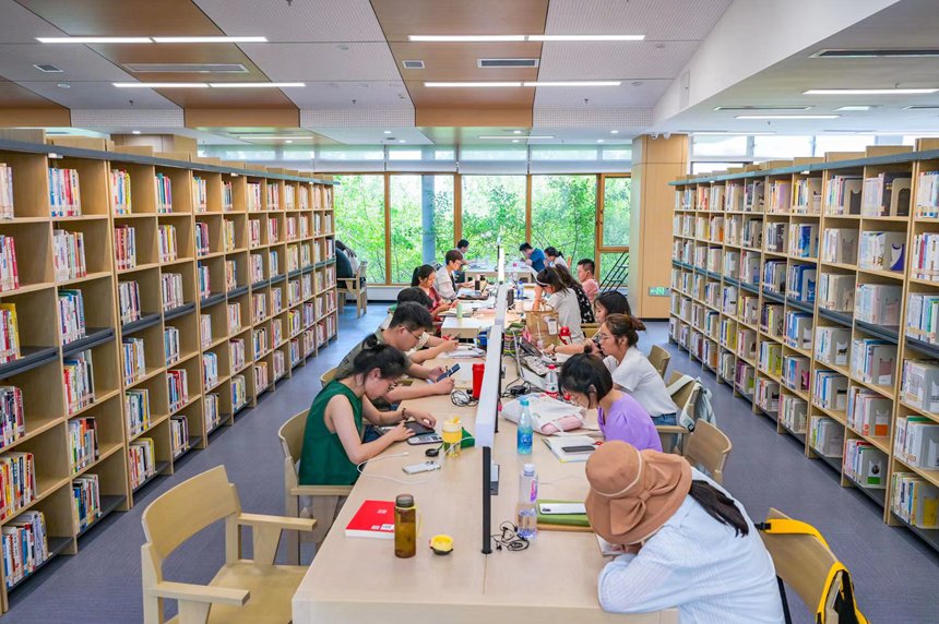 夏休みの森林図書館が大人気　重慶