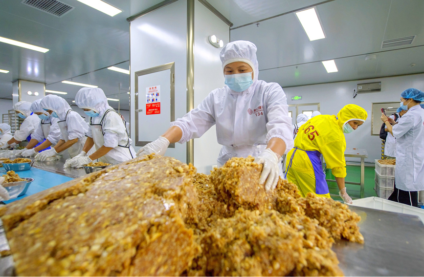 月餅生産がピーク迎え、香ばしい香りに包まれた生産現場　広西