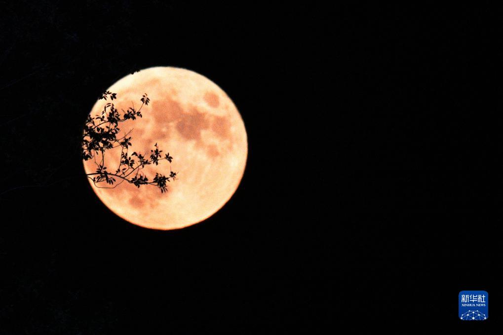 中国各地の夜空に浮かんだ中秋の名月