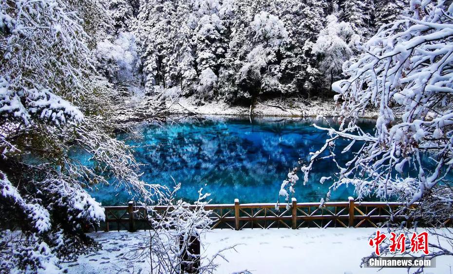 美しい雪景色が広がる九寨溝　四川省