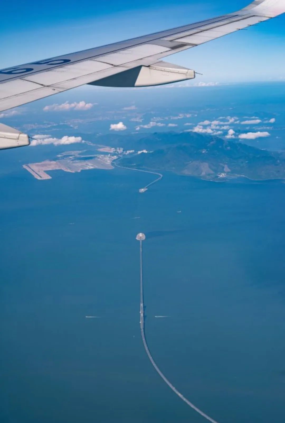  写真の上部は香港通関地、下部は珠海・澳門通関地。写真はネットユーザー「Shawhan」さんより