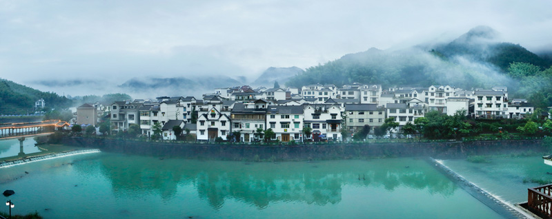 水墨画のような景色が広がる下姜村（撮影・程海波）。