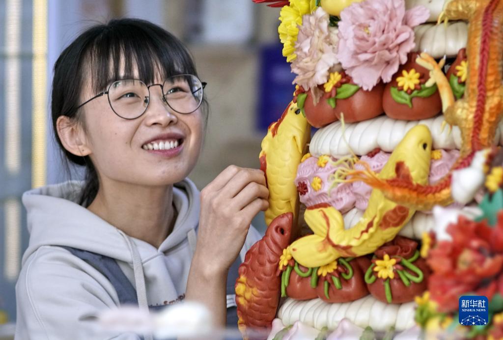 田暁さんが制作した「祝寿花饃」（11月12日撮影・李欣）。