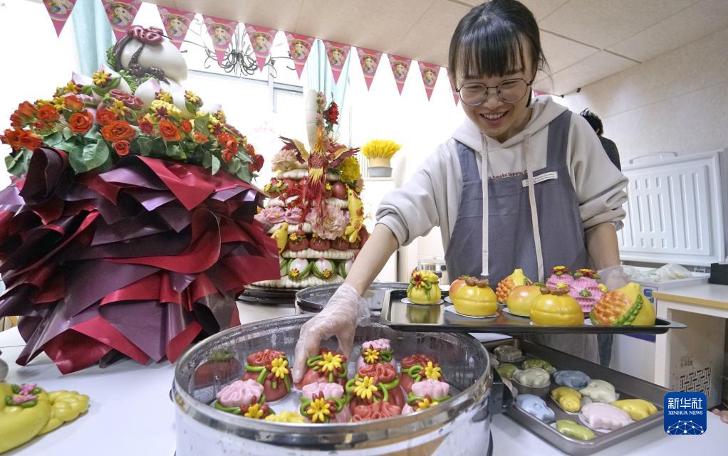 飾り蒸しパンの「花饃」携え北京に進出した山東省出身の女性