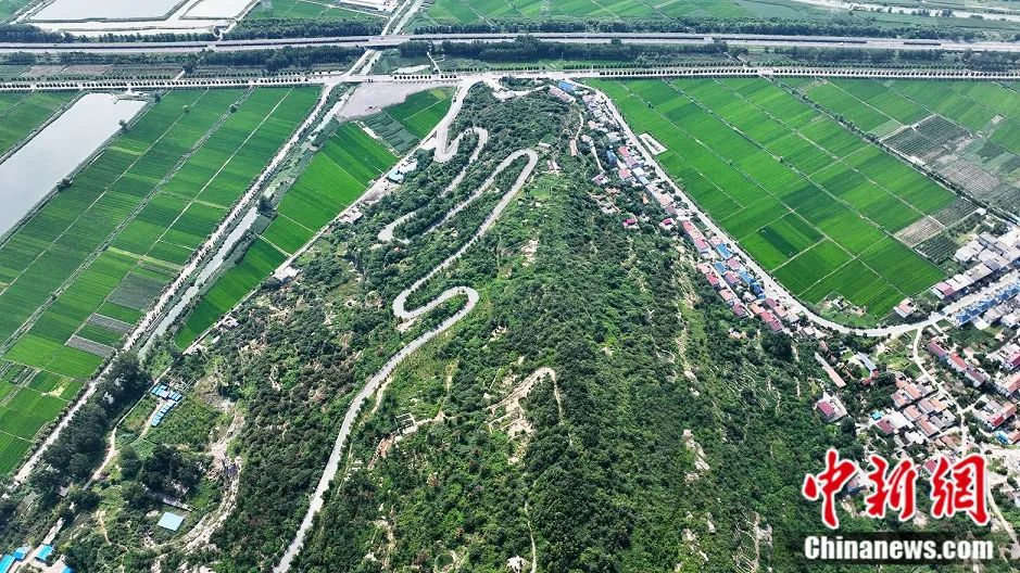 連雲港市大花果山景勝地の道路（撮影・耿玉和）。