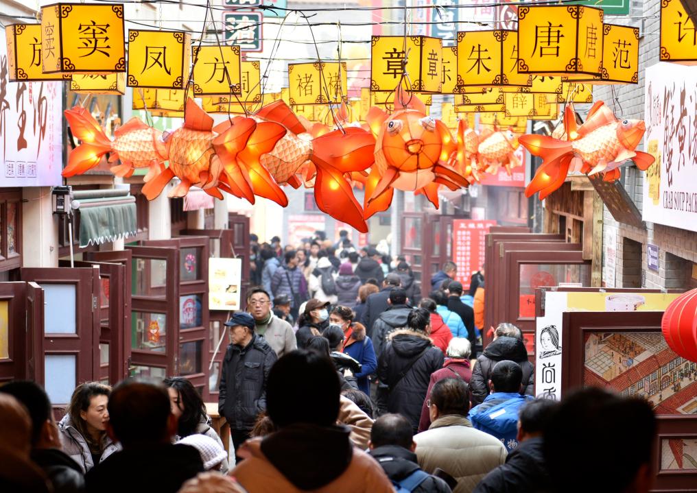 観光客で賑わう山東省青島市市南区の劈柴院。（2月14日撮影・杜春来）