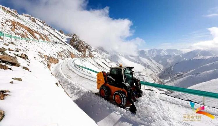 道路で除雪作業をする除雪車（撮影・馬甲兵）。