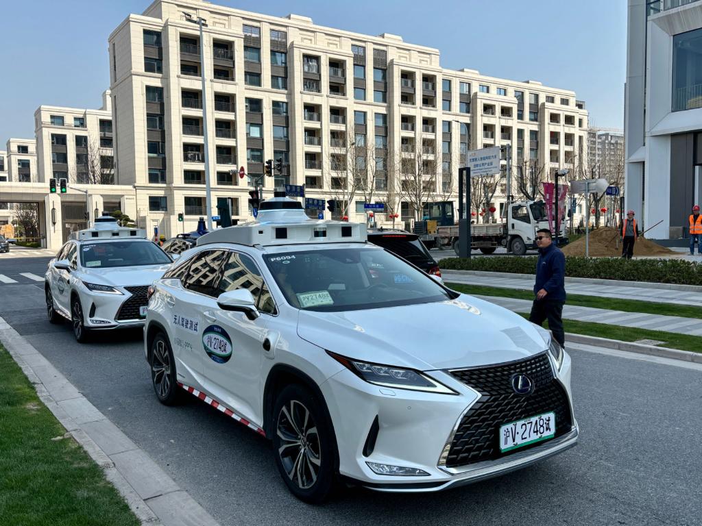 浦東新区が開放した自動運転テスト道路第2弾で、車のテストが行われている様子。撮影・王辰陽