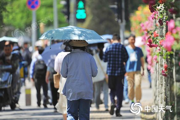 北京は強い日差しが照りつけ、すでに夏ムード。撮影・王暁