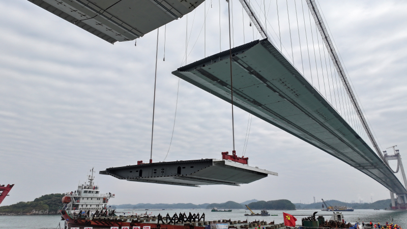 架設される竜門大橋の主航道橋の最後の鋼製箱桁（写真提供・広西交通投資集団）。