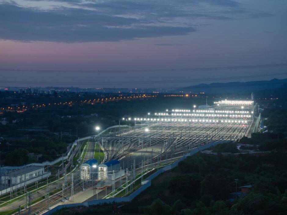 中国西南部最大規模の車両基地の運用スタート　四川省天府