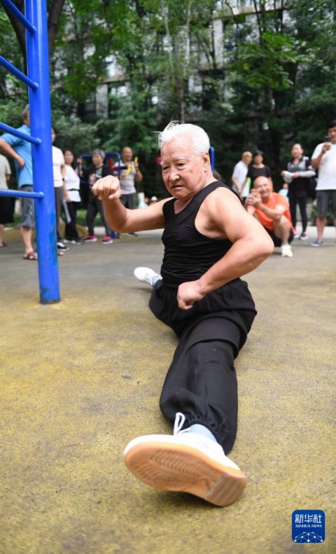 ストリートワークアウトに励む平均年齢65歳の「マッチョおじいちゃん」たち　四川省