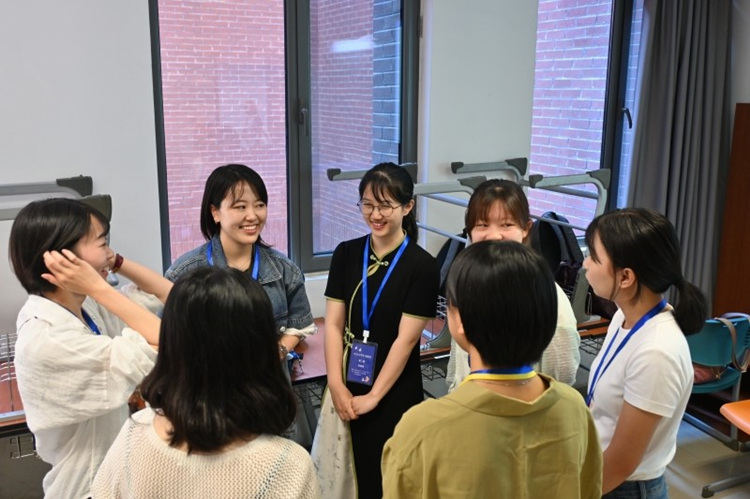 グループディスカッションに参加した中日の大学生（写真提供・北京外国語大学）。