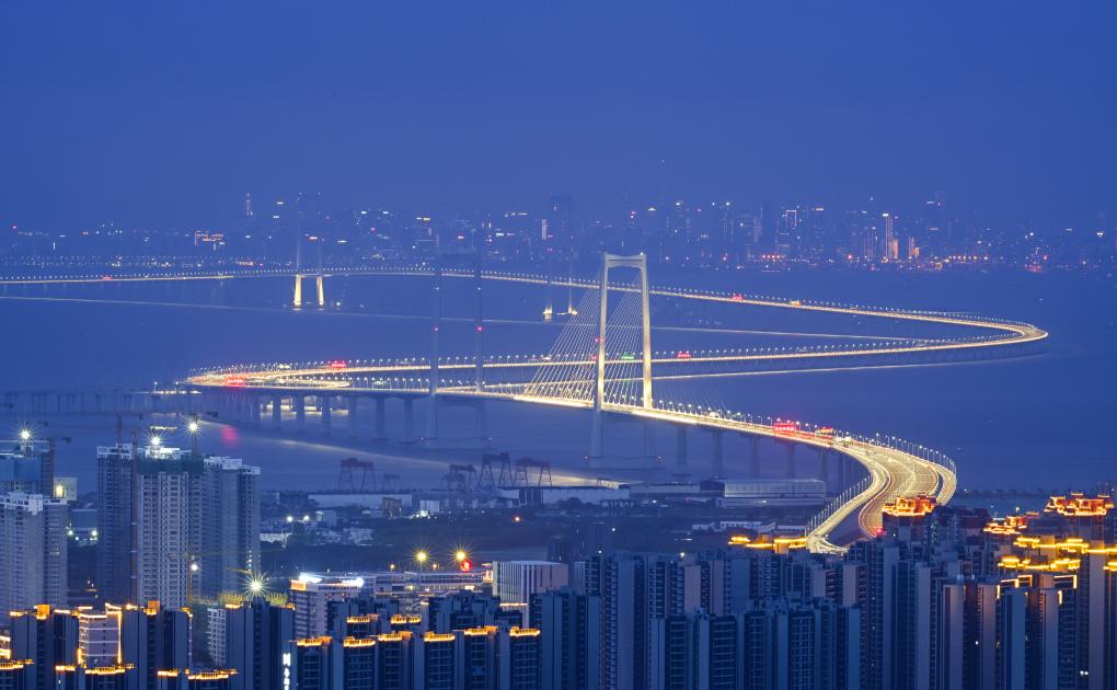 開通前の「深中通道」の夜景（撮影・劉大偉）。