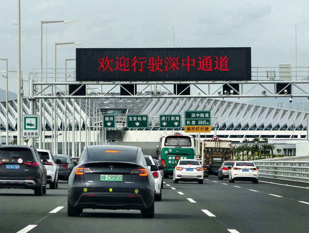 開通初日の「深中通道」の西人工島区間を走行する車両（撮影・劉大偉）。