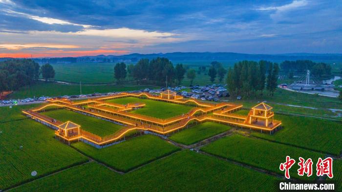 夏の夕方にのどかな田園の景色が広がる三合村（撮影・呉喜良）。