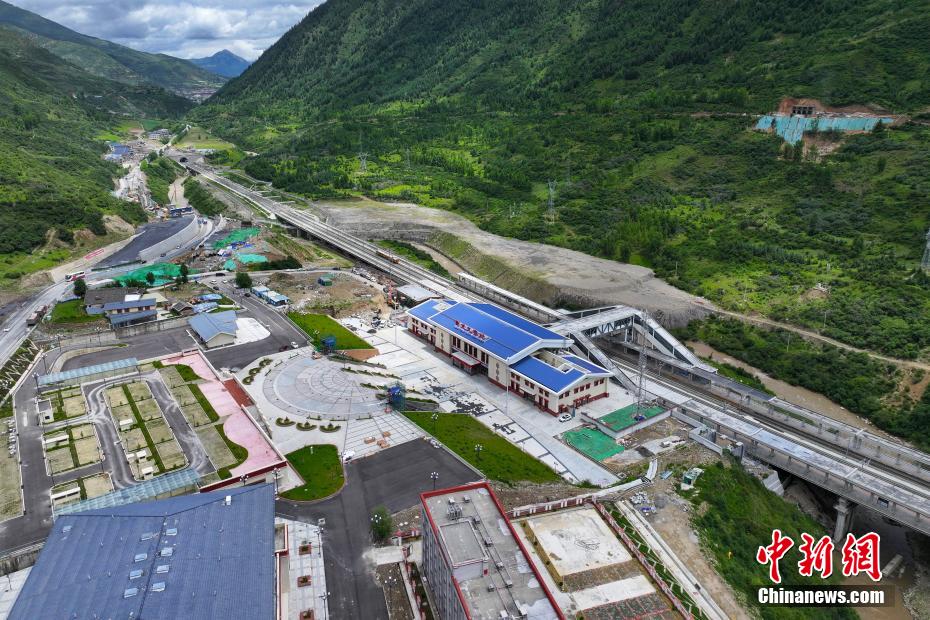 川青鉄道鎮江関－黄松関区間の新駅3駅が完成