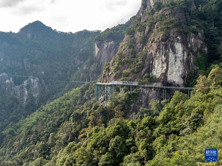 山や崖を登る中国初の「断崖列車」を初体験