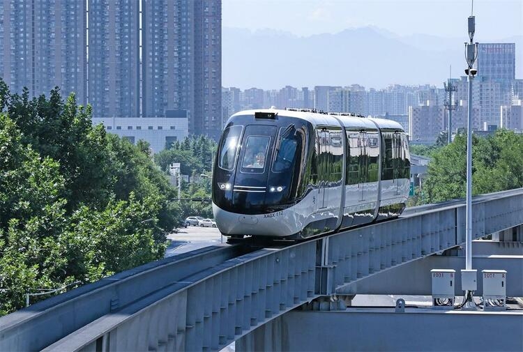 丈八四路駅付近を走行する「雲巴」。