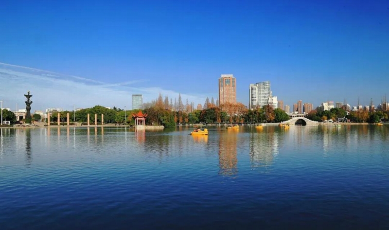 蕪湖市の中心部にある鏡湖。