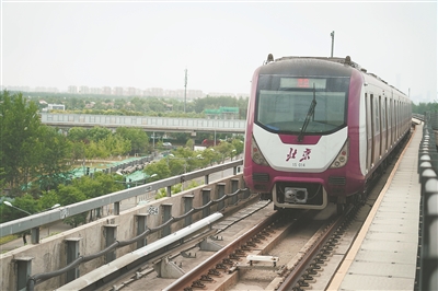 孫河駅に停車しようとする北京地下鉄15号線の列車。撮影・任超