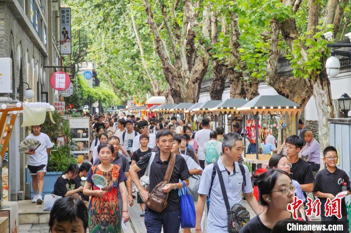 南京の一九一二街区が夏休み中の人気観光スポットに　江蘇省