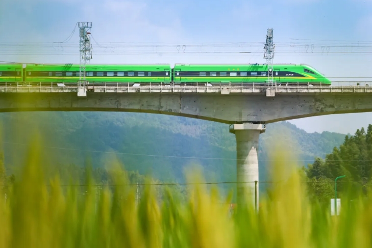 清流駅を出発し、高架を走行する「緑巨人」（撮影・張海根）。