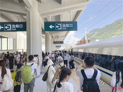 高速列車で到着した観光客で混雑する九寨黄竜駅（写真提供・西南鉄道）。