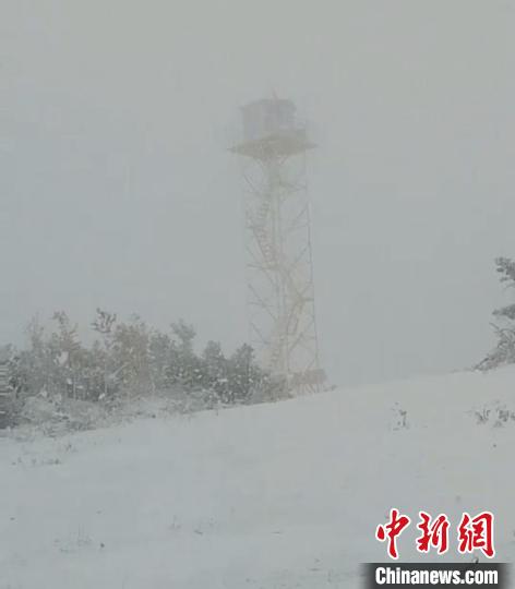 今シーズンの秋初めてとなる雪が観測された「中国一寒い村」と呼ばれる黒竜江省大興安嶺地区呼中区（写真提供・呼中区党委員会宣伝部）。