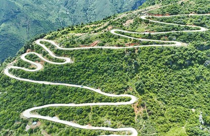 道路が通った阿布洛哈村（撮影・吉列子日）。