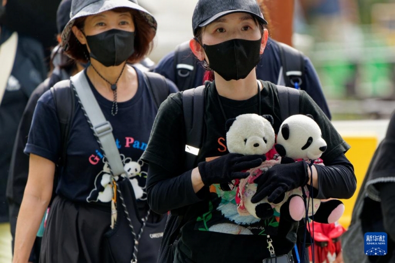 9月28日、パンダグッズを持って「比力」と「仙女」とお別れするために東京上野動物園にやって来たファンたち（撮影・張笑宇）。