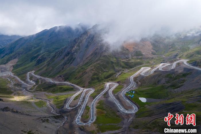 西蔵自治区山南市市隆子(ルンツェ)県のつづら折れの山道（資料写真、撮影・江飛波）。