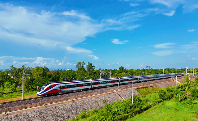 中国ラオス鉄道を走行する国際列車（写真提供・中国鉄路昆明局集団有限公司）。