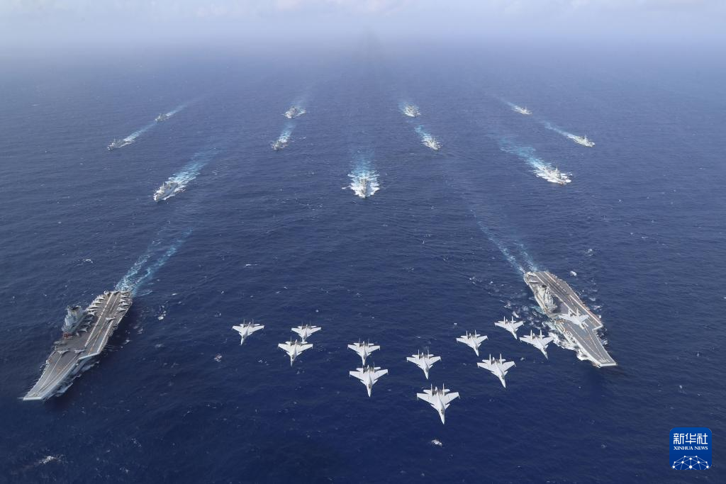 10月下旬、中国海軍の「遼寧」艦隊は遠洋での実戦的訓練を実施した。その間、「山東」艦隊との両空母艦隊による初の合同訓練も実施した。（撮影・陳夢曦）