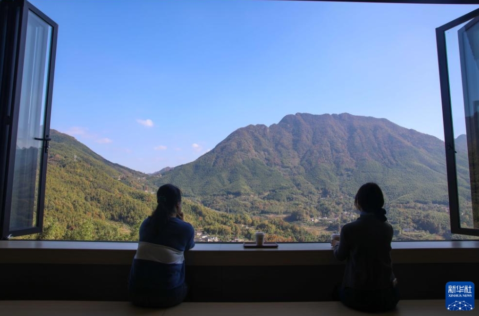 安徽省宣城市涇県汀渓郷の農村カフェ「宇宙は穀物倉庫」で写真を撮る観光客（11月12日撮影・曹力）