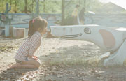 4歳の少女がキスする姿に萌え　日本人カメラマンの写真作品