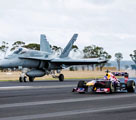 F1レーシングカーが戦闘機に「挑戦」　互角の勝負