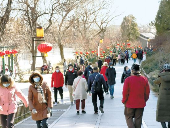 多くの市民が訪れたオリンピック森林公園（撮影・何建勇）。