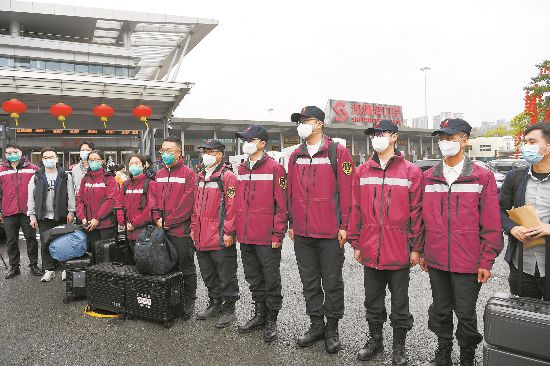 深セン湾通関地に集まった中国大陸部の香港支援疫学専門家グループ。