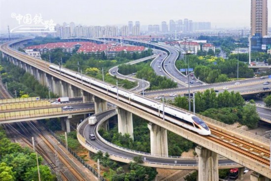  京津都市間鉄道を走る高速鉄道「復興号」。（撮影・楊宝森）